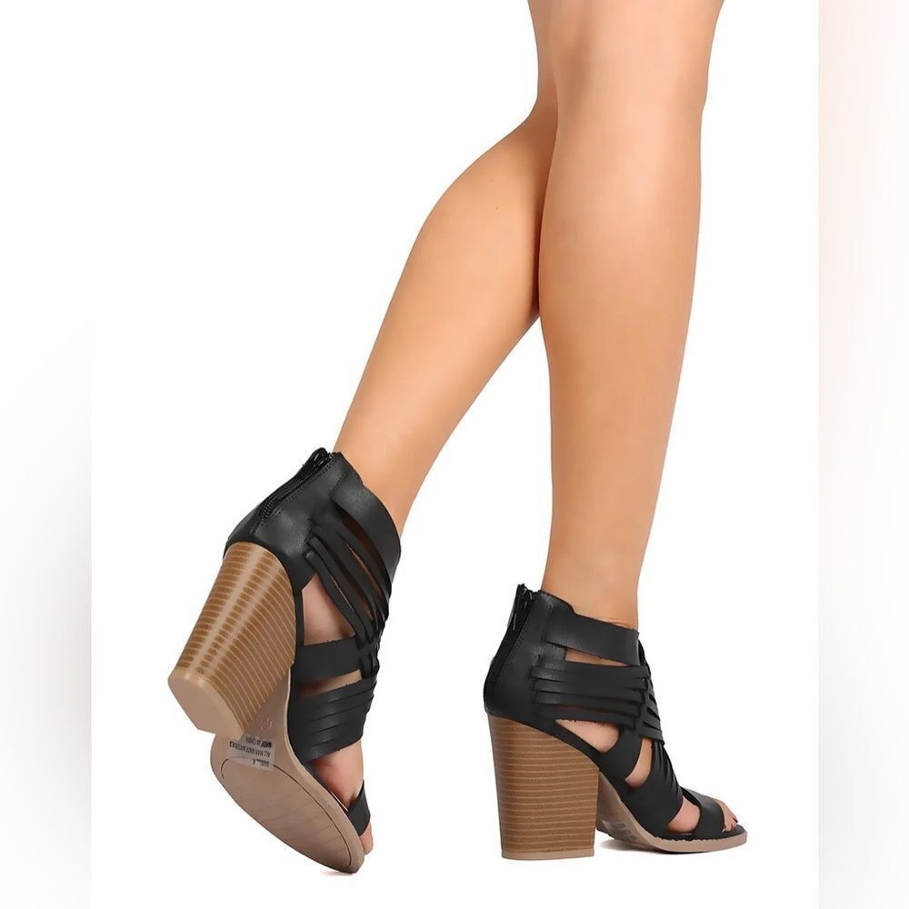 Qupid Women's Black Strappy Block Heel Sandals in Size 8.5